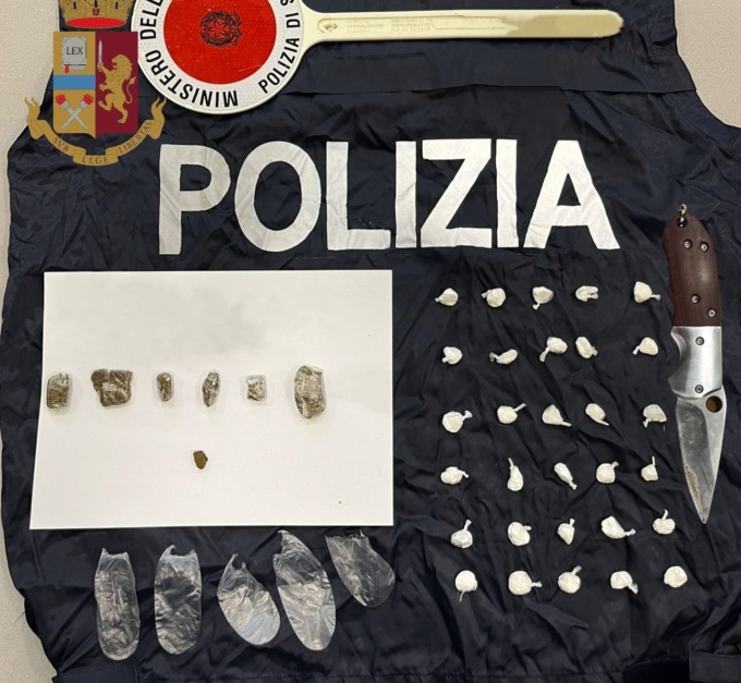 Piazza di spaccio sotto i portici del condominio: arrestati grazie alla segnalazione dei residenti