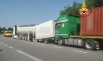 Maxi tamponamento tra mezzi pesanti: il conducente di un furgone resta intrappolato nel veicolo