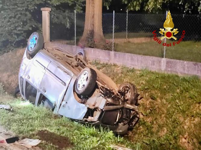 L’auto “impazzita” centra un palo e si ribalta nel fosso: ferito il conducente
