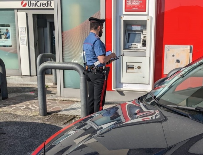 Stavano scassinando il bancomat con la sega circolare, ma scatta l’allarme: ladri costretti a fuggire nei campi