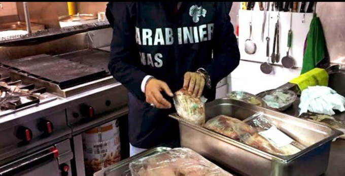 Insetti (vivi) e cibo marcio in un noto ristorante di Abano Terme
