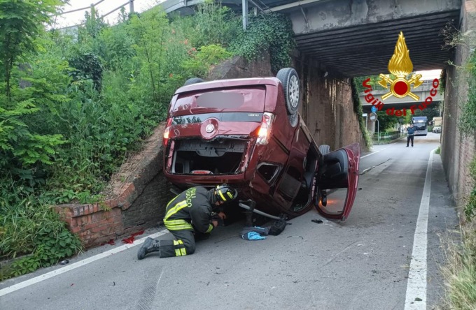 Tragedia sfiorata nel sottopasso ferroviario a Padova: perde il controllo e resta intrappolato nell’auto rovesciata
