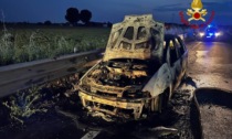 Pensava fosse un guasto, ma l'auto ha preso fuoco: il conducente è sceso appena in tempo
