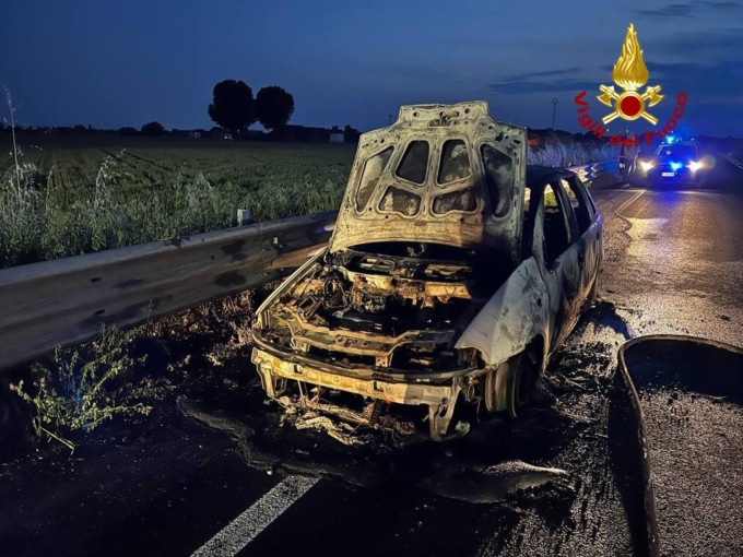 Pensava fosse un guasto, ma l’auto ha preso fuoco: il conducente è sceso appena in tempo