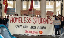 Padova, "homeless students: senza casa senza futuro". In tenda al Bo contro il caro affitti