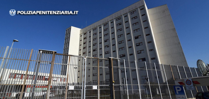 Carcere di Padova, tre detenuti si barricano in cella: “Qui è una polveriera”