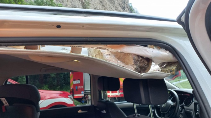 Enorme masso si stacca e piomba sull’auto: famiglia padovana viva per miracolo