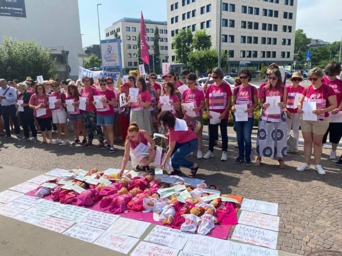 Famiglie Arcobaleno, il sit in (silenzioso) di protesta davanti al Tribunale di Padova