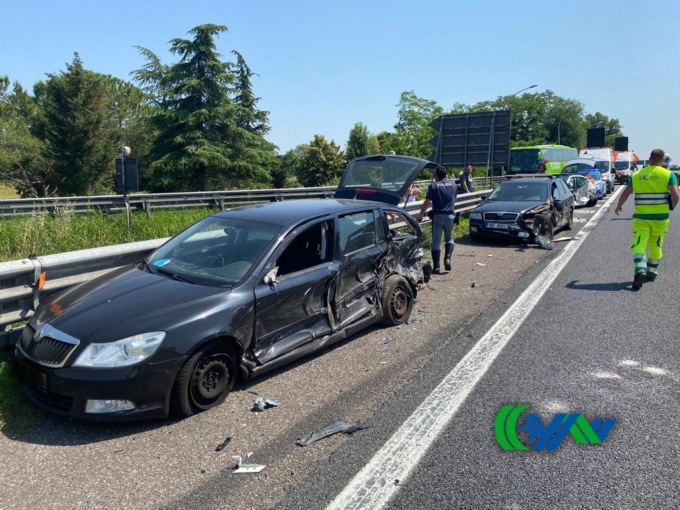 Padova, tre auto travolte da un tir mentre si trovavano sulla corsia di emergenza