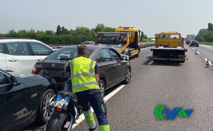 Maxi tamponamento in A4, coinvolte quattro auto e una moto: tre feriti e lunghe code
