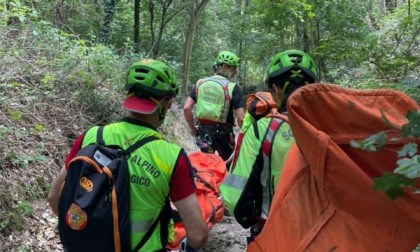 Scivola sul sentiero e si infortuna: mentre viene soccorsa si fa male anche la figlia