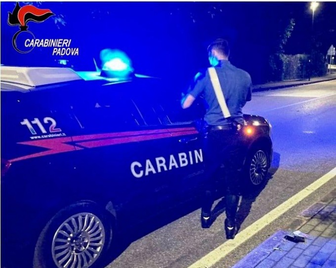 Ubriaco e molesto in pizzeria, aveva anche una pistola: multa e denuncia per un 68enne