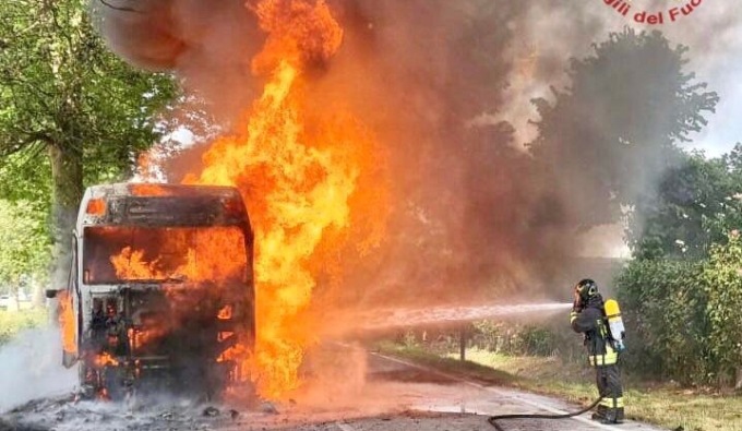 Paura a Este, il camion del trasporto eccezionale viene divorato dalle fiamme