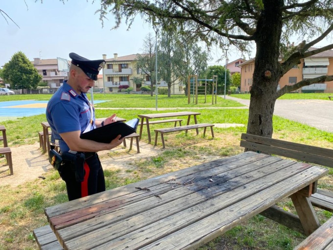 Mestrino, sorpreso ad appiccare il fuoco al tavolo del giardino pubblico: 38enne denunciato