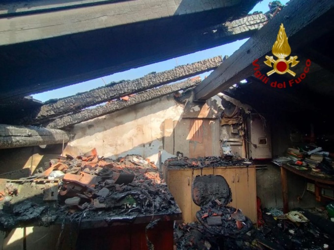 Santa Giustina in Colle, le foto dell’incendio ai pannelli fotovoltaici di una casa: collassano le travi in legno