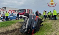 Incidente sulla Monselice Mare, auto si schianta contro un camion e si ribalta nel fosso: un ferito grave