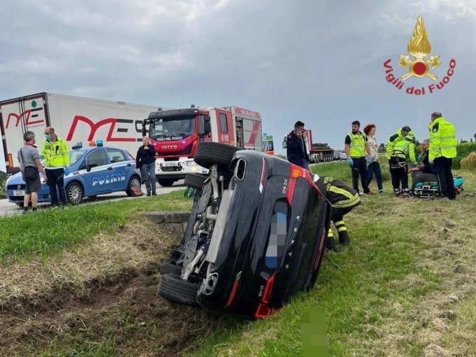 Incidente sulla Monselice Mare, auto si schianta contro un camion e si ribalta nel fosso: un ferito grave