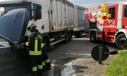 Tremendo schianto tra auto e camion rimorchio a Carmignano di Brenta: ferita una donna