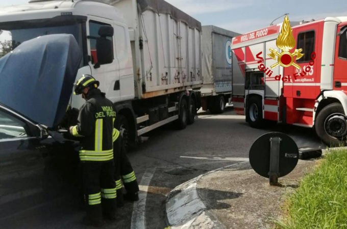 Tremendo schianto tra auto e camion rimorchio a Carmignano di Brenta: ferita una donna