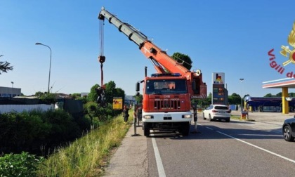 Curtarolo, perde il controllo della moto e finisce nel fosso: centauro ferito sulla Valsugana