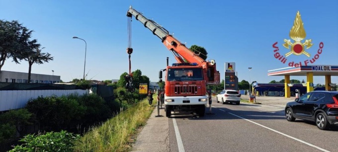 Curtarolo, perde il controllo della moto e finisce nel fosso: centauro ferito sulla Valsugana