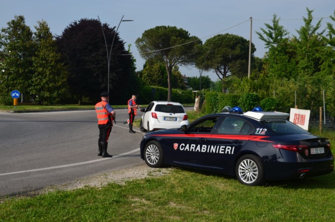 Viaggiavano “pesanti” con droga e pistola, ma senza patente (mai presa…)