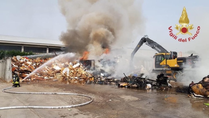 Padova, catasta di legna e rifiuti in fiamme al centro di raccolta di corso Stati Uniti: densa colonna di fumo nero