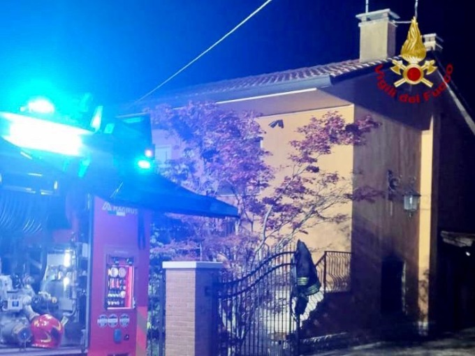 Paura nella notte a Tombolo, incendio in una casa: intossicati un anziano e la nuora che lo ha soccorso