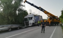 Strada del Santo paralizzata: le foto dell'incidente del camion che ha perso il rimorchio