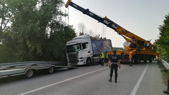 Strada del Santo paralizzata: le foto dell’incidente del camion che ha perso il rimorchio