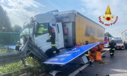 Malore dell'autista sulla Valsugana, il camion si schianta contro la cuspide del guardrail: morto