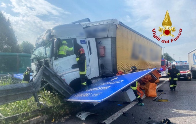 Malore dell’autista sulla Valsugana, il camion si schianta contro la cuspide del guardrail: morto