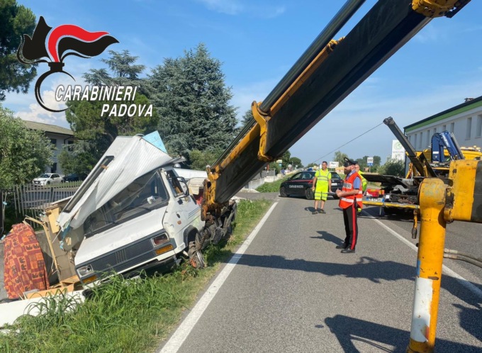 Ubriaco fradicio alla guida del camper finisce nel fosso, poi prende a pugni i soccorritori