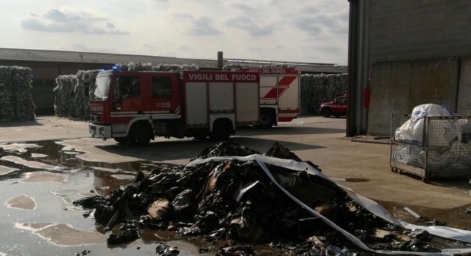 Tombolo, incendio nell’azienda che smaltisce rifiuti: 40 quintali di carta riciclata in fumo