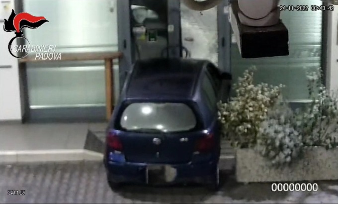 Furti con scasso, fermata la banda di rumeni e moldavi: rubavano le auto, poi le usavano come “arieti”