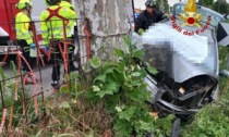 Finisce con l'auto contro un platano: deceduto il 56enne alla guida