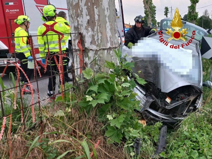 Finisce con l’auto contro un platano: deceduto il 56enne alla guida