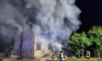 Casalserugo, vecchia abitazione distrutta dalle fiamme: vigili del fuoco al lavoro fino a notte fonda