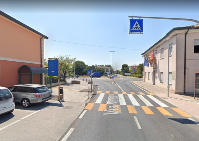 Il furgone fa retromarcia e non si accorge di lei, morta 81enne: aveva perso la gamba da piccola nello stesso punto