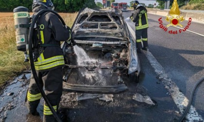 Le fiamme hanno divorato un'auto lungo l'A13, miracolato il conducente