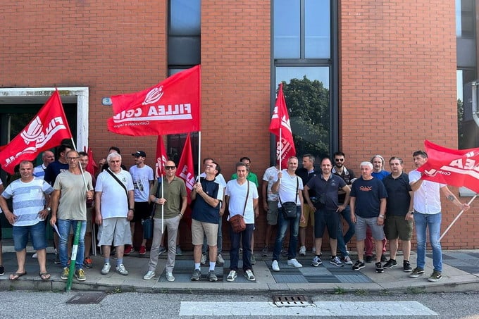 Italoforme chiude senza preavviso, 44 dipendenti a casa senza lavoro: il presidio davanti ai cancelli