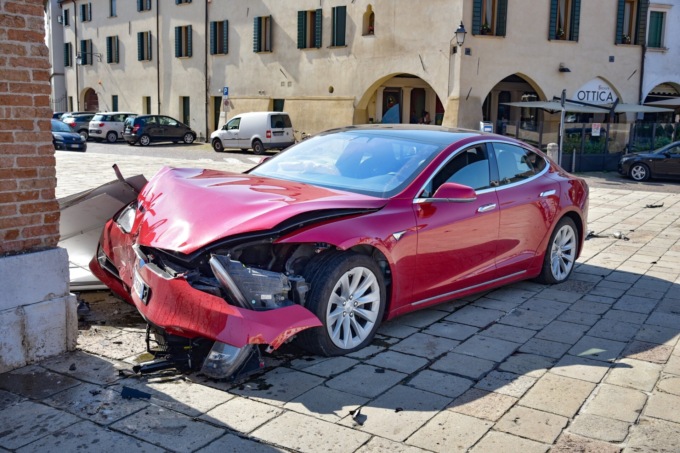 La corsa fuori controllo della fiammante Tesla finisce contro il Duomo di Montagnana