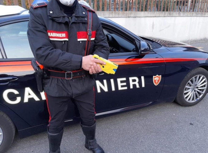 Tragedia dello stalker a Padova, carabiniere indagato per eccesso di legittima difesa. Unarma: “A questo punto toglieteci le pistole…”