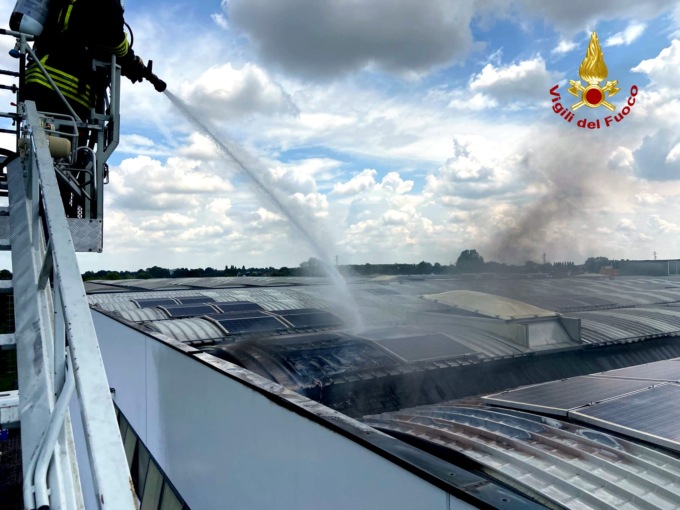 A fuoco i pannelli fotovoltaici di un prefabbricato: paura nella zona industriale di Cadoneghe