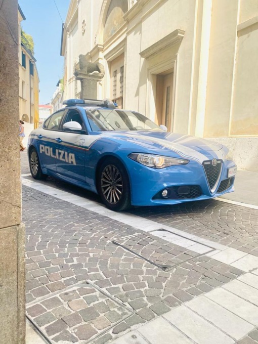 Minaccia due passanti con il coltello gridando “Allah akbar”, poi si tuffa nel Piovego e tenta di aggredire gli agenti