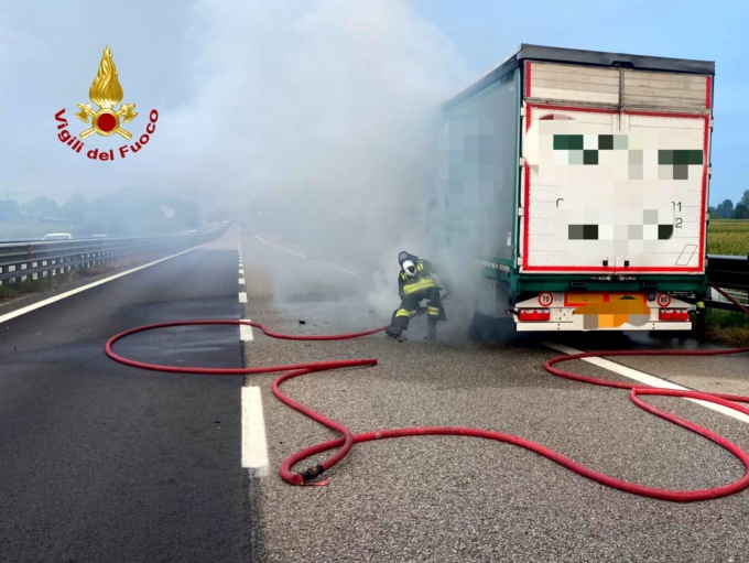 Padova, si incendia il semirimorchio del camion in Tangenziale est