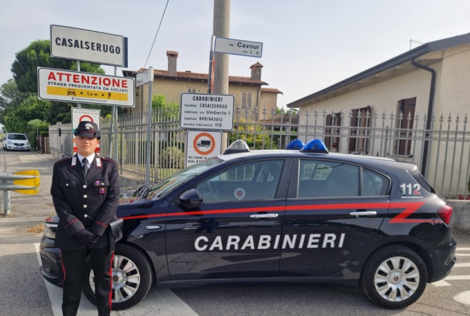 Piazza una mini telecamera nel giardino della vicina per spiarla: denunciato