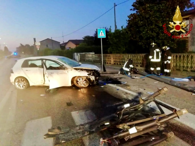 L’auto “impazzita” abbatte i pali della luce come birilli: paura all’alba a Borgoricco