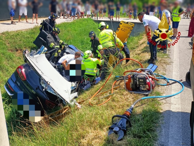 Borgoricco, perde il controllo dell’auto e finisce nel fosso: due feriti