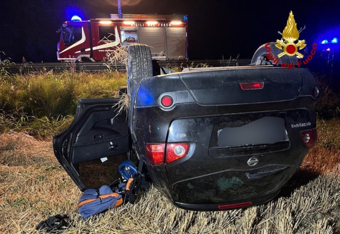 Paura per una famiglia sulla Monselice Mare, l’auto esce di strada e si rovescia: feriti mamma, papà e i tre bambini